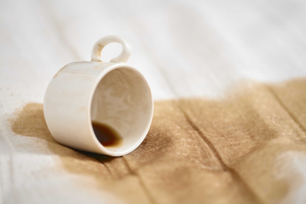 Koffievlek op stof